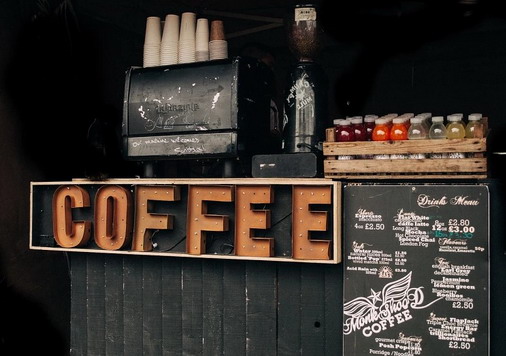 爱上海：The impression of beauty arises with the tea, as seen in the Shanghai tea house