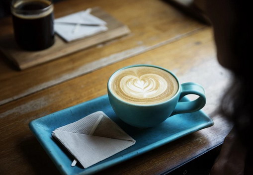 爱上海：Strolling through Shanghai at night： crossing through time, feeling the Bohemian artistic atmosphere